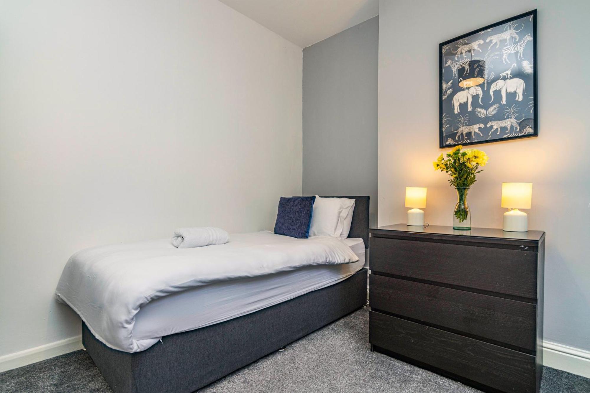 Motorpoint Arena House - Sleeps 10 Holiday home *
