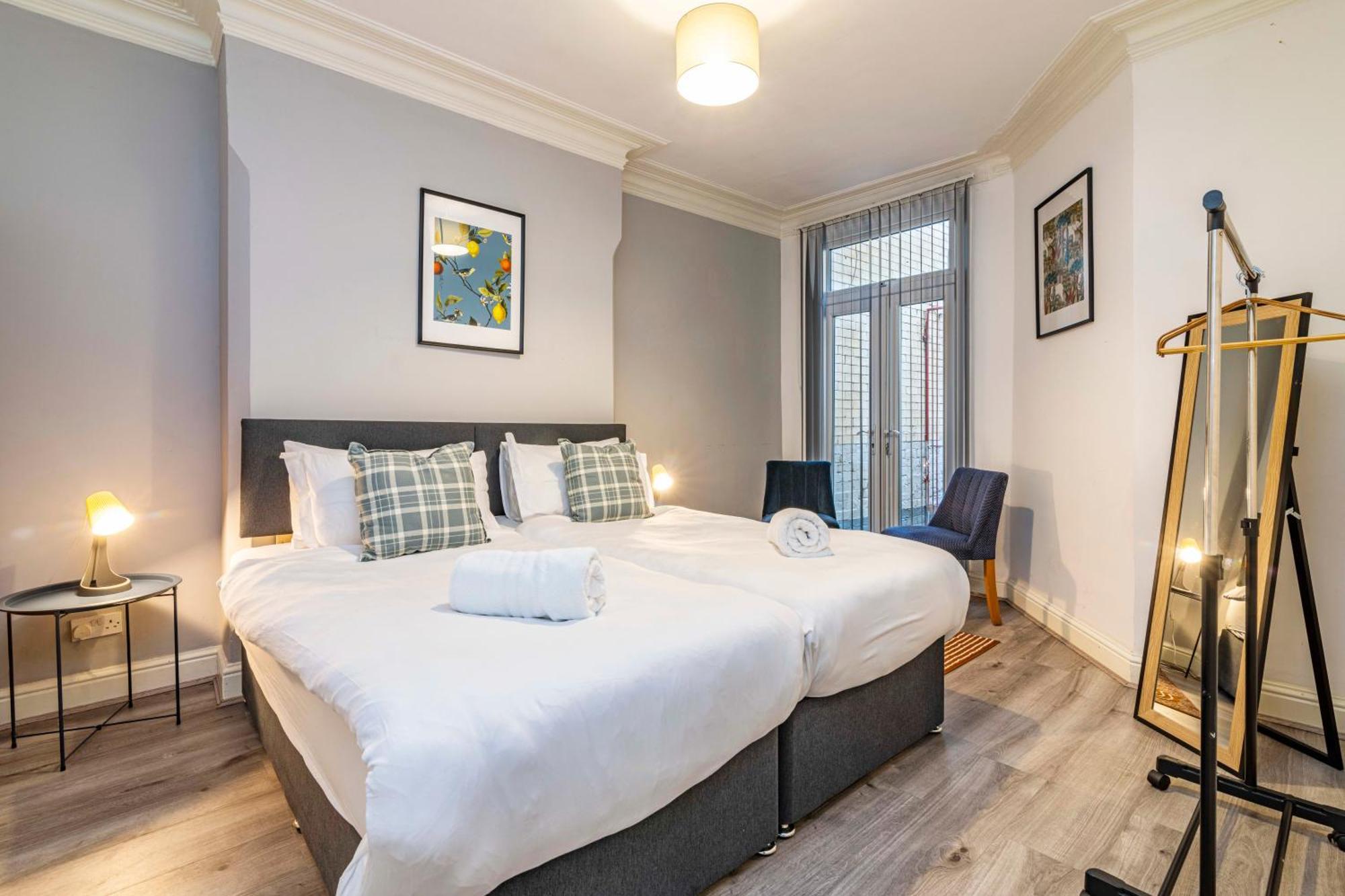 Motorpoint Arena House - Sleeps 10 Holiday home